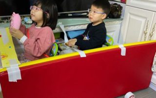 智樂家長遊戲代理於抗疫下的真人好玩演繹：地墊作車身、膠盤是車輪，讓孩子變身巴士車長。