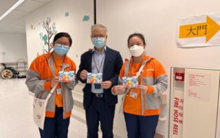 醫院遊戲師重返香港兒童醫院的首日，就遇上一直支持醫院遊戲服務的行政總監李子良醫生，立即以「小手指大意義」來一邊玩，一邊互相問好！