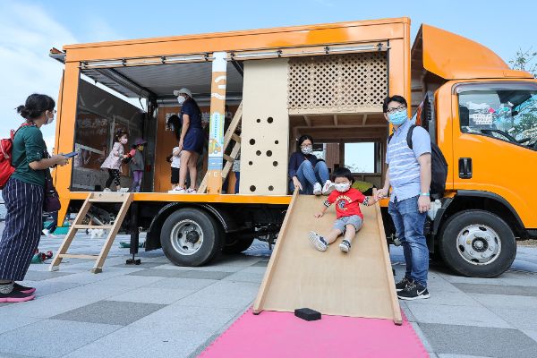 智樂遊樂車3系外置木梯和滑梯，讓大人和小朋友在貨車內外穿梭遊玩。