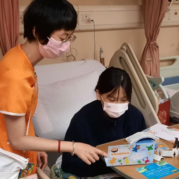 經醫護轉介，醫院遊戲師便會以《控糖特攻隊》為切入點，幫助糖尿兒童理解病況和治療需要。