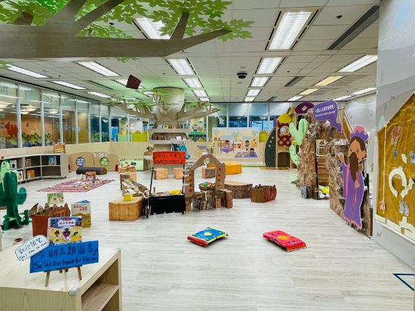 香港中央圖書館內的玩具圖書館，以「走進沙漠」為2023年第一個季度主題，指定繪本是《阿拉丁神燈》，相關繪本和圖書更隨處可見，隨時可讀。