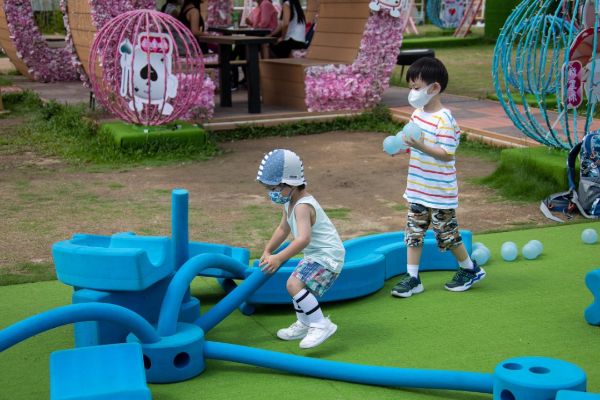Imagination Playground 由不同形狀的藍色積木組成，可供小朋友建立小小遊戲樂園。