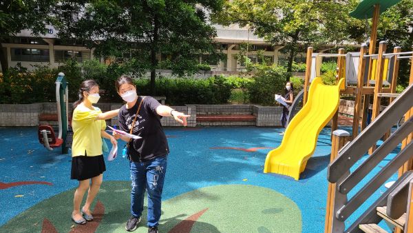 參與「創建遊樂空間伙伴計劃」的家長們熱心投入，親身到場了解附近遊樂場的好玩度和適合度。