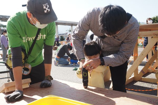 家長和小朋友在工作人員的協助下，歡迎嘗試試用電鑽、鋸子、螺絲等工具，製作各種好玩的大小玩意，例如小椅子、小板車等。