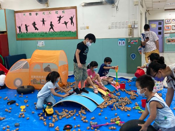 在玩轉小地盤的遊戲中，配合平衡板、玩具車、木塞及各種散件，小朋友可自行搭建道路及運輸建築設施，創造個人的夢想都市。