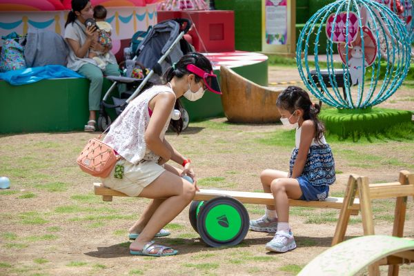 提供木梯、橋板及不同物資，讓小朋友組裝拼砌平衡陣，挑戰自我。