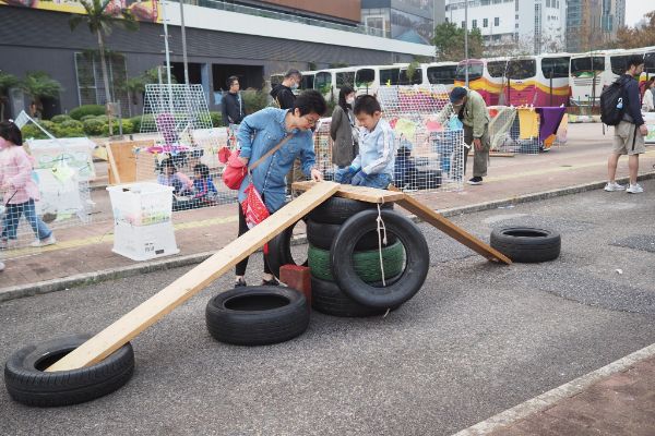 滾滾車軚陣：歡迎將車軚與其他材料組合及拼砌，包括木梯、木板、竹、積木方塊等，變化不同遊戲