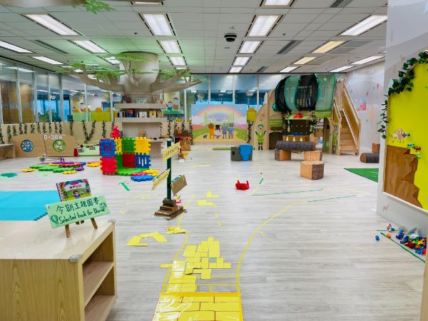 香港中央圖書館內的玩具圖書館已換上「旅途遊歷」為全新主題，並以《綠野仙蹤》作指定繪本；場內亦有與主題相關書本，歡迎大家一邊讀一邊玩。
