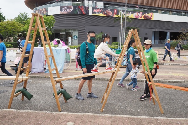 物資工具場內隨處可見，讓小朋友自我製造挑戰。