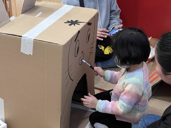 2023年4月復活節安排的應節特選遊戲，小朋友專心製作復活兔紙盒山窿。
