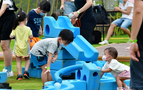 Imagination Playground代表不同形狀的藍色積木，可作堆疊、拼砌、連接，讓不同年齡的小朋友輕鬆打造遊戲小王國。