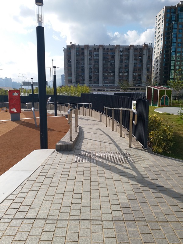 公園設施符合共融設計標準，方便輪椅使用者無障礙於園中穿梭遊玩。