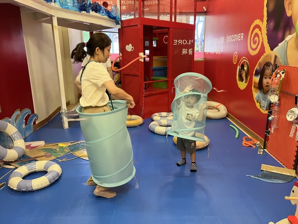 智樂遊戲萬象館換上全新「沙灘派對」主題，有家長童心大發，和小朋友與海中管道合體，演變出人形水龍捲！