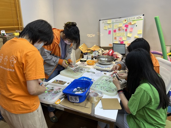 萬象館團隊為預備遊戲物資忙個不了，單單就光碟物資，就要安排軟化、剪裁和磨平尖位。