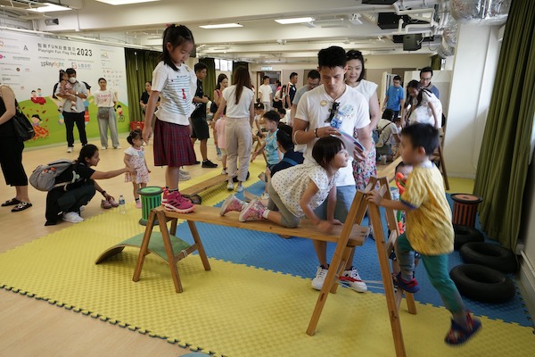 「智樂Fun 紛賣旗日2023」的感恩典禮上特設遊戲小站，讓贊助企業代表和嘉賓們親眼見證遊戲的力量。