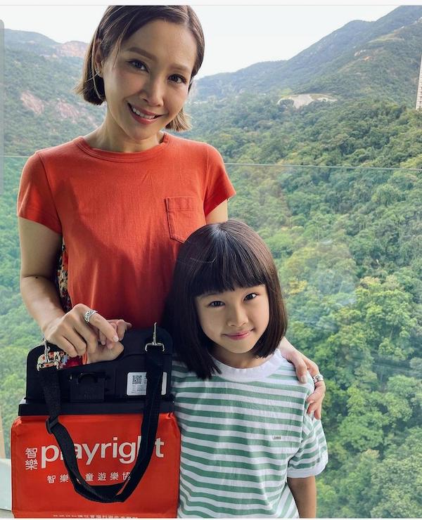 名人關心妍與女兒也成為「智樂Fun 紛賣旗日2023」的賣旗義工。