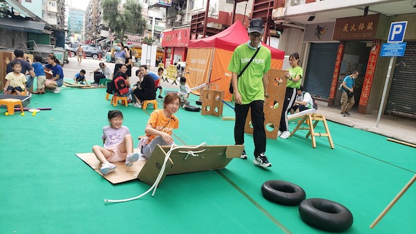 如果更多場地伙伴可提供貼近民居的公共空間（如圖中的街道），小朋友落街就可玩遊戲。