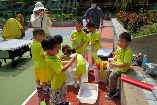 智樂將遊戲在校園擴展至戶外，帶領學校善用鄰近校園的戶外空間，如屋邨廣場、籃球場等，讓幼兒享有更多戶外自由遊戲的機會