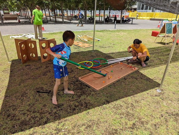 重返佐敦谷公園舉行活動，邀請小朋友與街坊、草地和陽光玩遊戲。