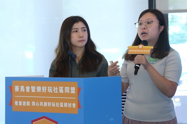 講者（左起）香港青年協會賽馬會建生青年空間發展幹事張衍兒女士、 循理會屯門青少年綜合服務中心社 會工作助理周曉彤女士