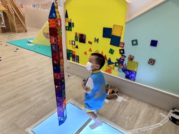 小朋友利用透明彩色磁石砌了一座七色高塔，看來這就是傳說中直達凡爾賽鏡廳的神秘通道！