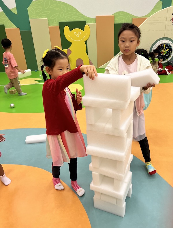 冰雪小屋：小朋友們運用創意，向高度和穩固度挑戰，建設雪國城堡，看來是參考了經典層層疊遊戲的玩法呢！