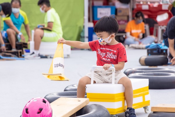 小型遊樂車可供駕馭飛馳，享受快速移動的刺激感；區內的設置、指示及障礙物等更可自由移動，讓小朋友隨意調整賽道，創造一級方程式的挑戰。