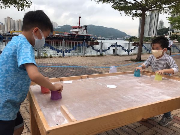 特設大型平滑桌面，小朋友可利用水杯及膠片作攻防氣墊球對戰。