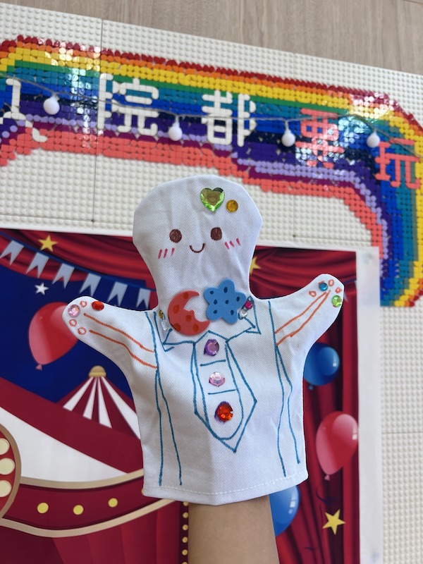 造型貼紙的概念來自醫院遊戲的常用法寶——布手偶，正是進入兒童世界的好玩工具。