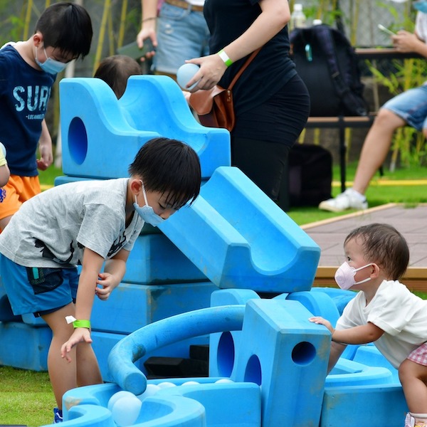 Imagination Playground 代表不同形狀的藍色積木，可作堆疊、拼砌、連接，讓不同年齡的小朋友輕鬆打造遊戲小王國。