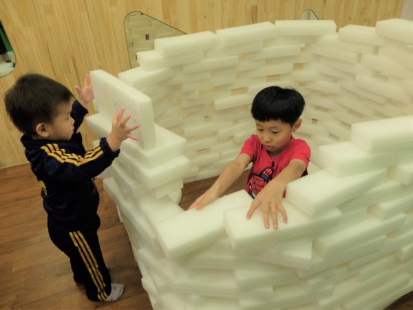 場內特設白雪磚，可供小朋友任堆任砌大冰屋。