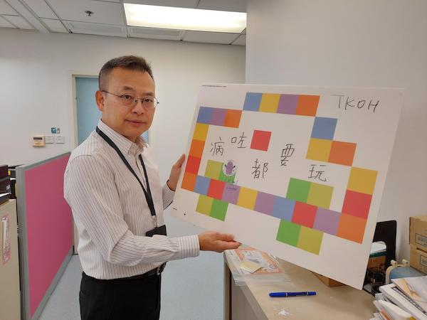 將軍澳醫院兒童及青少年科部門主管陳子宏醫生率先貼上簽名貼紙，成為該院參與智樂世界兒童日行動的第一人。