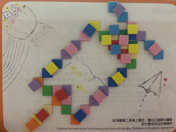 小朋友天馬行空，想像針筒不只是藥物注射，也是飼養金魚的小魚缸。