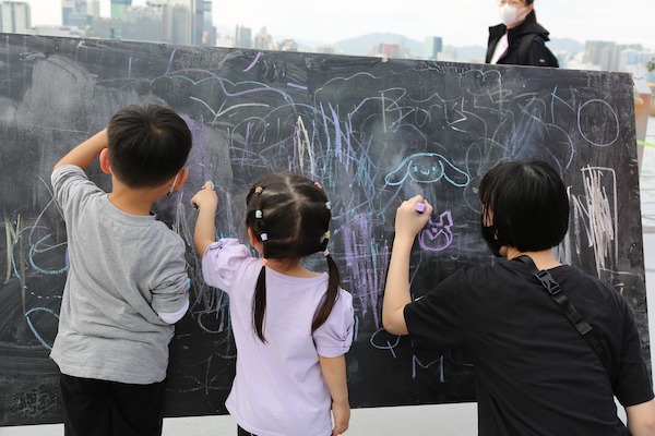 提供小黑板和七色粉筆，小朋友可不受規限，隨意繪畫，自由塗鴉。