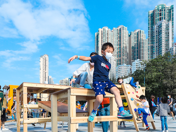 智樂遊樂車3系特設攀爬木台，讓小朋友體驗爬上跳下的剌激感。