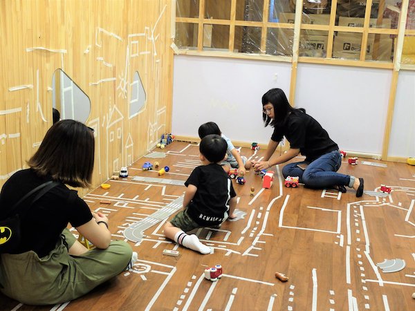 有否想過平平無奇的地板加上膠紙和小車，小朋友便可創建交通城？