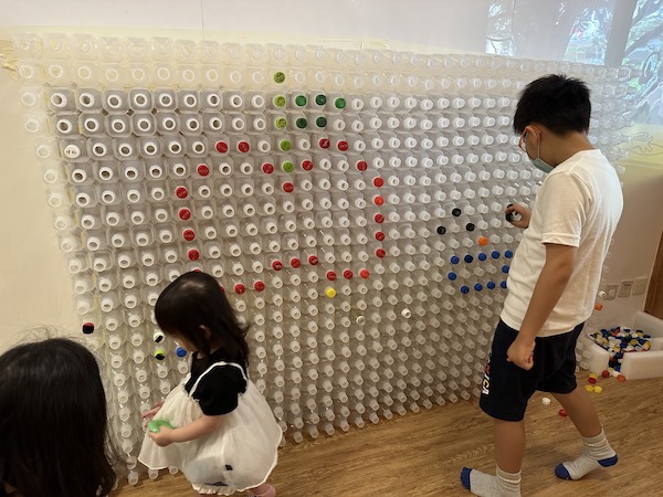 有否想過拼出一幅膠樽牆後，小朋友便可玩七色樽蓋拼畫？