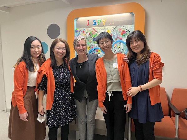 智樂醫院遊戲美加外訪團隊與 Association of Child Life Professionals 的 President-Elect Ms Sarah Patterson（中）初見面，暢談甚歡。