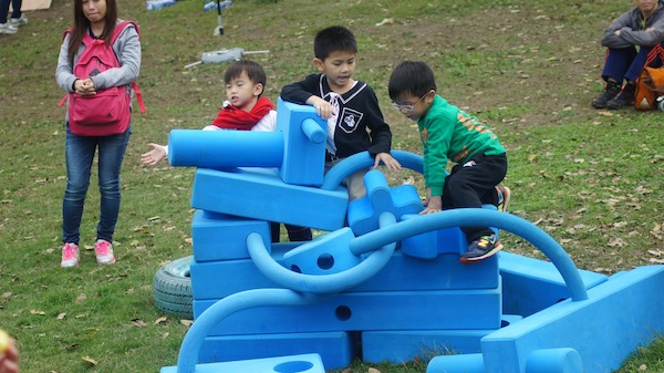 Imagination Playground 由不同形狀的藍色積木組成，可供小朋友建立小小遊戲樂園。
