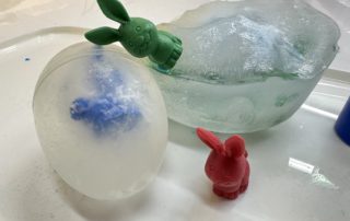 凍冰冰的蛋內冰封了各種小動物，正在等待救援！