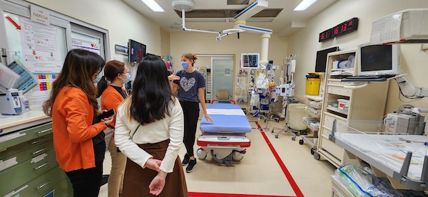 在McMaster Children's Hospital的急症室，其同工代表介紹如何透過醫院遊戲，與醫護人員協作，在最前線支援患病兒童。