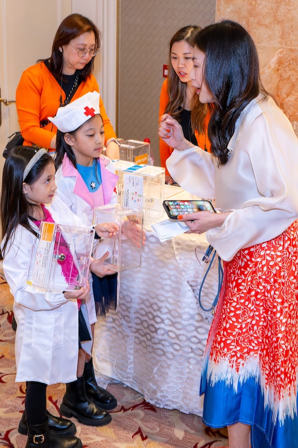 在智樂兒童遊樂協會執行委員會主席馬慧敏女士的鼓勵下，化身為小小護士的小朋友隨即動身賣慈善獎券去！