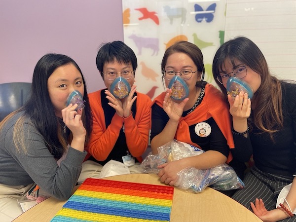 海外醫院的同工對需要氣體麻醉的病童，會以不同味道的唇膏搽在麻醉用口罩上，令病童更易適應和接受；醫院遊戲團隊遠道而來，當然要體驗一下。