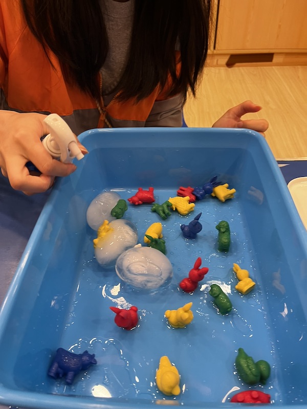 當浮冰融解，玩水中撈蛋，甚至以半開水管玩瀡冰冰和復活蛋！