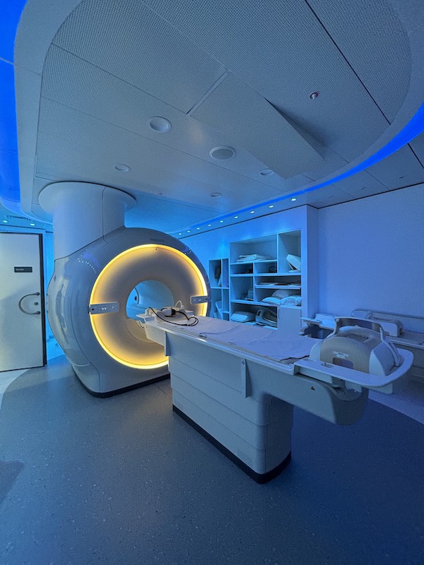 請相信這是一間模擬MRI室，兒童患者可在檢查或治療前好好綵排。