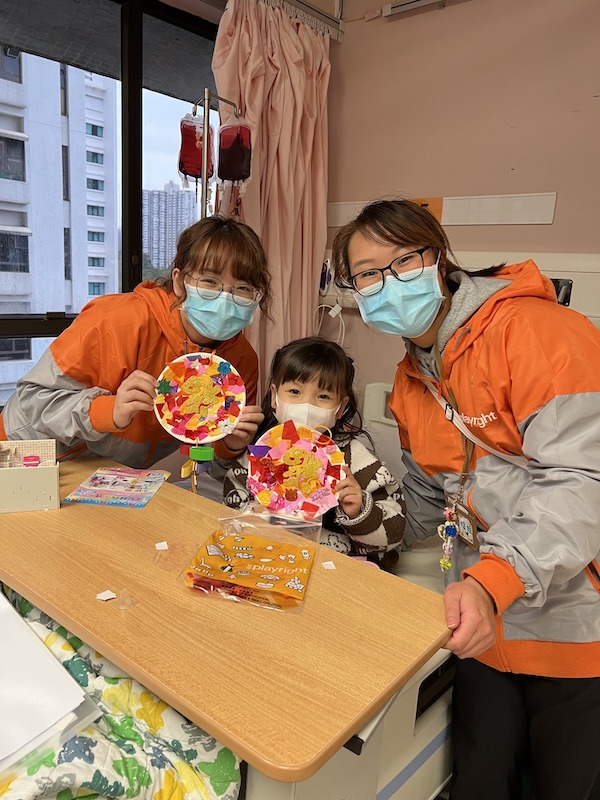 醫院遊戲師帶來春節遊戲包，與住院的小朋友合力炮製揮春掛飾，祝願健康福到！