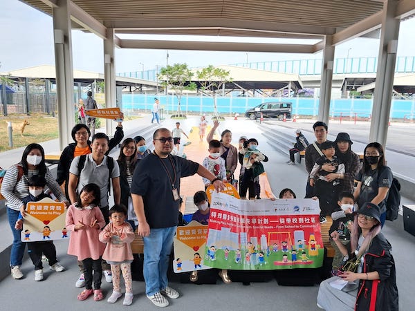 智樂帶領協康會環翠中心的小朋友和家長，前往東區參與社區遊戲。