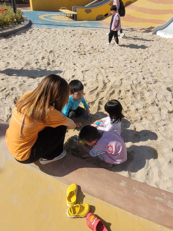 智樂為香港耀能協會石硤尾幼兒中心舉辦親子遊戲體驗團，陪伴小朋友在深水埗共融遊樂場自由穿梭遊玩，包括在沙池玩觸感遊戲。