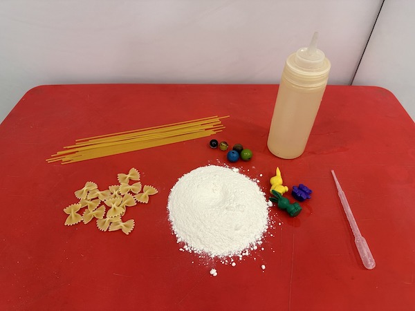 麵糰污糟貓遊戲的材料包括麵粉、唧唧水、滴滴顏料、動物玩具和不同形狀的意粉（過期不能食用），物資簡單，卻可變化無限。