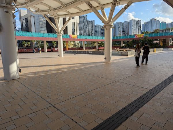 康文署管轄的大會堂、圖書館、體育館等公共設施對出的空地，均是舉行社區遊戲的理想地點，包括10月27日(日)於屯門文娛廣場天幕舉行的一個。